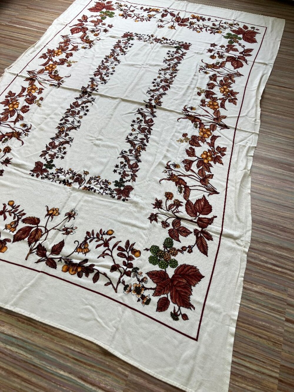 Autumn Leaf Rectangular Tablecloth 48x74" Vine Leaves Border Print